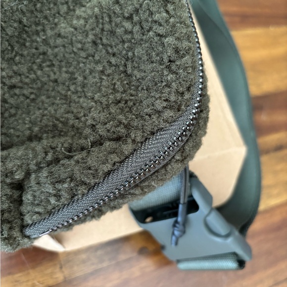 NWT Fleece Belted Bag - Picture 2 of 3